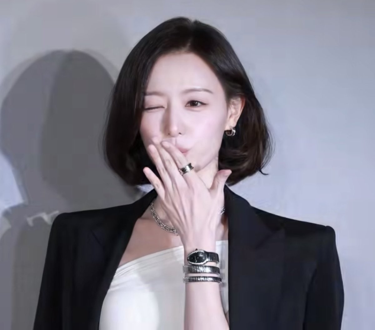 nicedayzwonii's tweet photo. 손목에 뱀두르셧는데 또 또 이제봣네.. https://t.co/8tW2ojnpre
