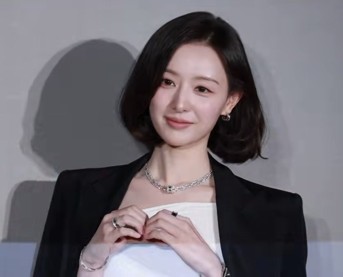 nicedayzwonii's tweet photo. 손목에 뱀두르셧는데 또 또 이제봣네.. https://t.co/8tW2ojnpre