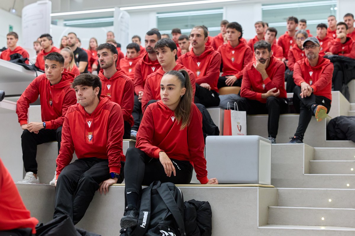 fundosasuna's tweet photo. 🧑‍🏫⚽️ El pasado sábado tuvo lugar la jornada de bienvenida de los monitores y monitoras de la Escuela de Fútbol de Fundación Osasuna en la UPNA.

https://t.co/HSI7sZiXAJ https://t.co/8ltoUShpsf