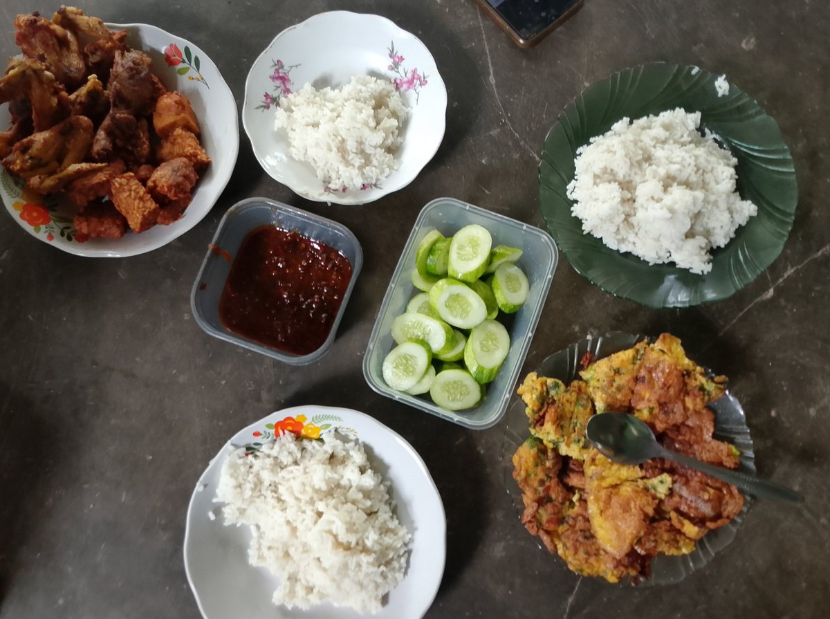forkimiAnt's tweet photo. Qrt apapun asal makanan https://t.co/hqAhtdpS7Y