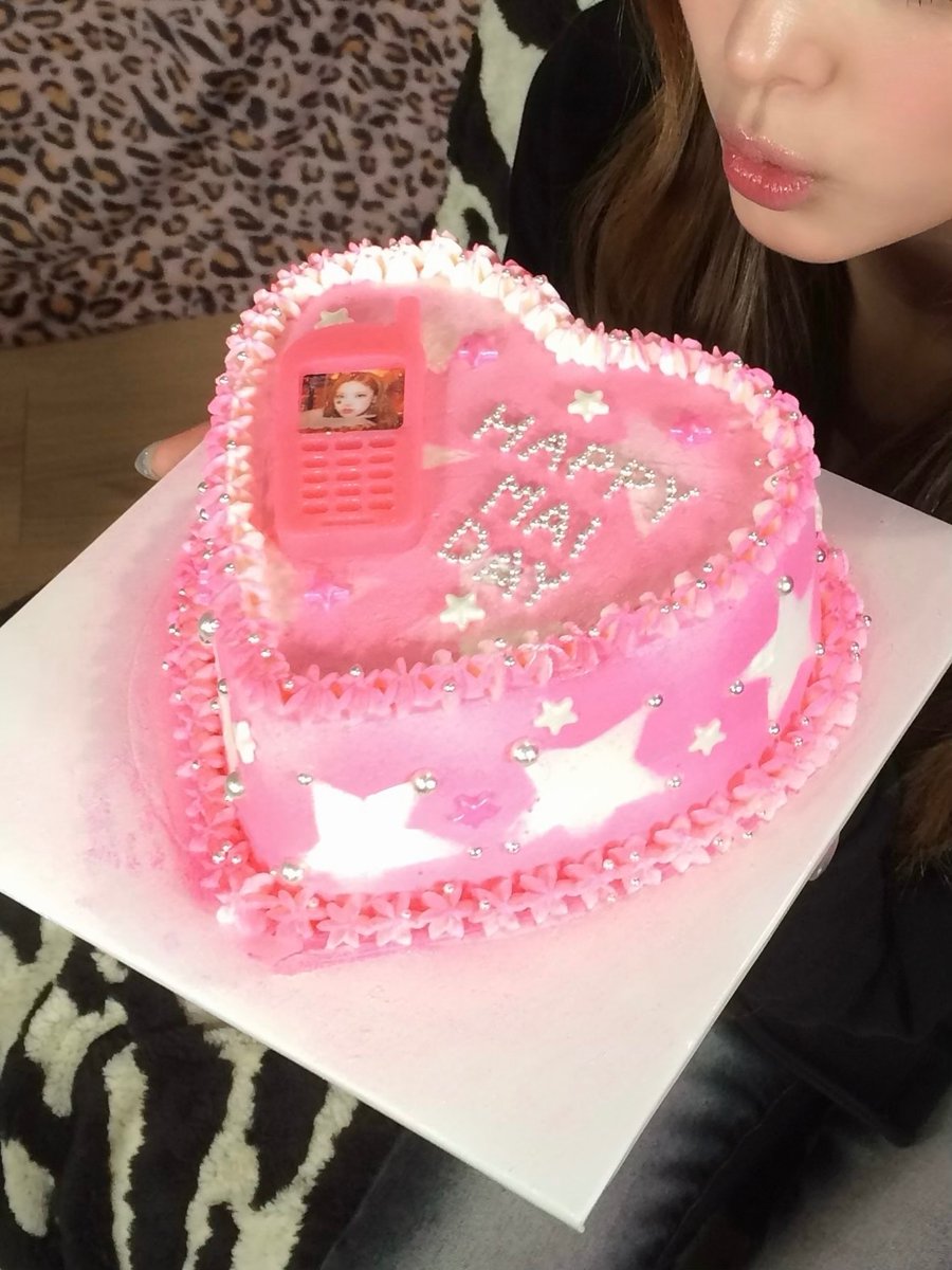 izna_offcl's tweet photo. [izME📮]

오늘 하루 생일 축하해 줘서 진심으로 고마워요 🤍
오늘 하루 보내 준 마음들 하나하나 보면서 나야한테 축하받는다는 건 단순히 기분 좋기만 하는 게 아니라 내가 누군가에게 소중한 사람이라는 걸 느꼈어요✨ 정말 고맙고 소중하고 사랑해요💖💖
오늘 제 생일을 함께 특별하게 만들어 준 나야!!! 앞으로도 특별한 일만 가득했으면 좋겠고 행복했으면 좋겠고 우리 오래 보자🩷 정말 많이 사랑해♡

#izna #이즈나
#MAI #마이