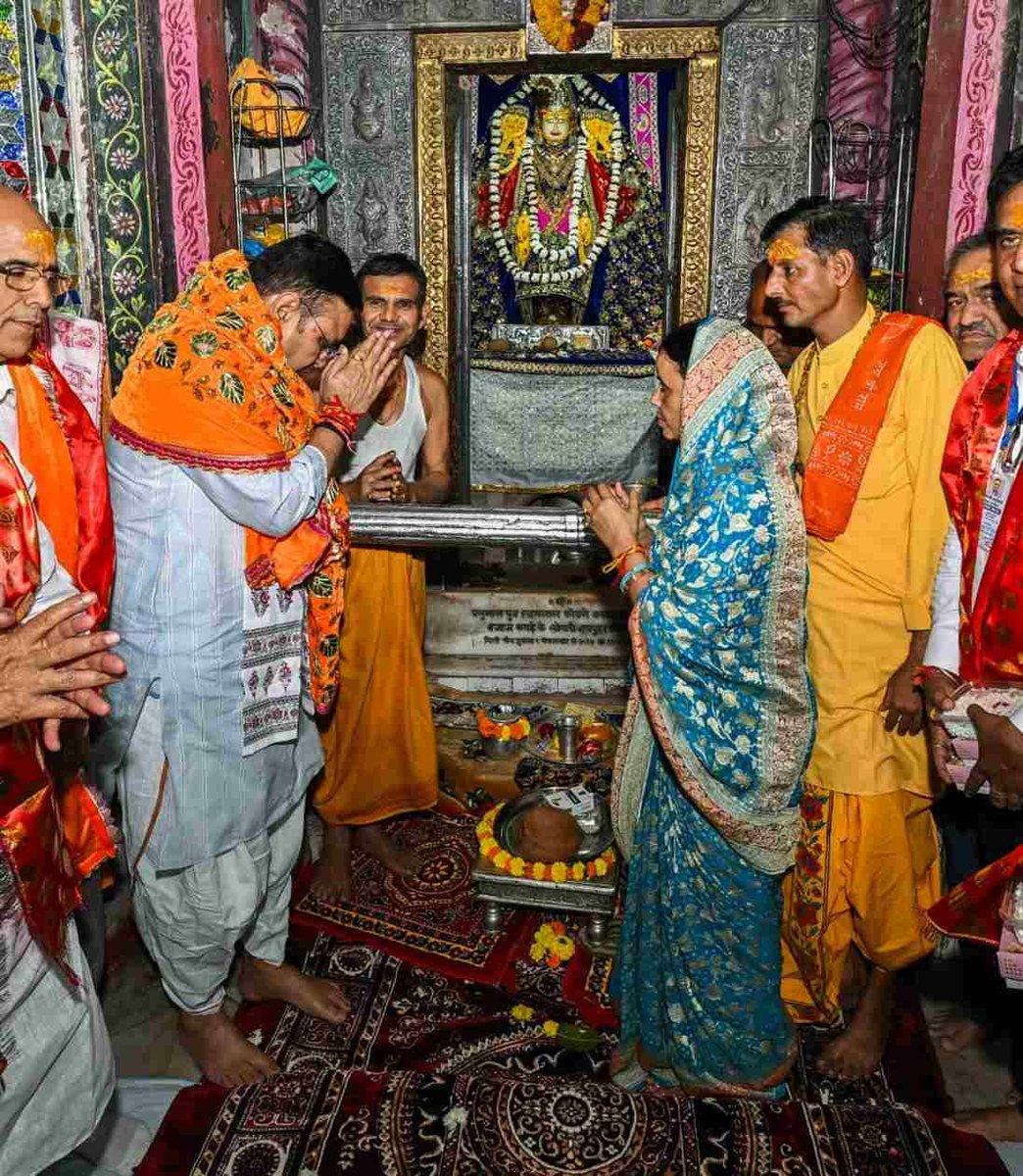 DIPRRajasthan's tweet photo. मुख्यमंत्री भजनलाल शर्मा ने श्री डिग्गी कल्याणजी मंदिर में किए दर्शन

पूजा-अर्चना कर प्रदेश की सुख-समृद्धि के लिए कामना की

https://t.co/rgenRsIP9f https://t.co/6H8dy6g2b9