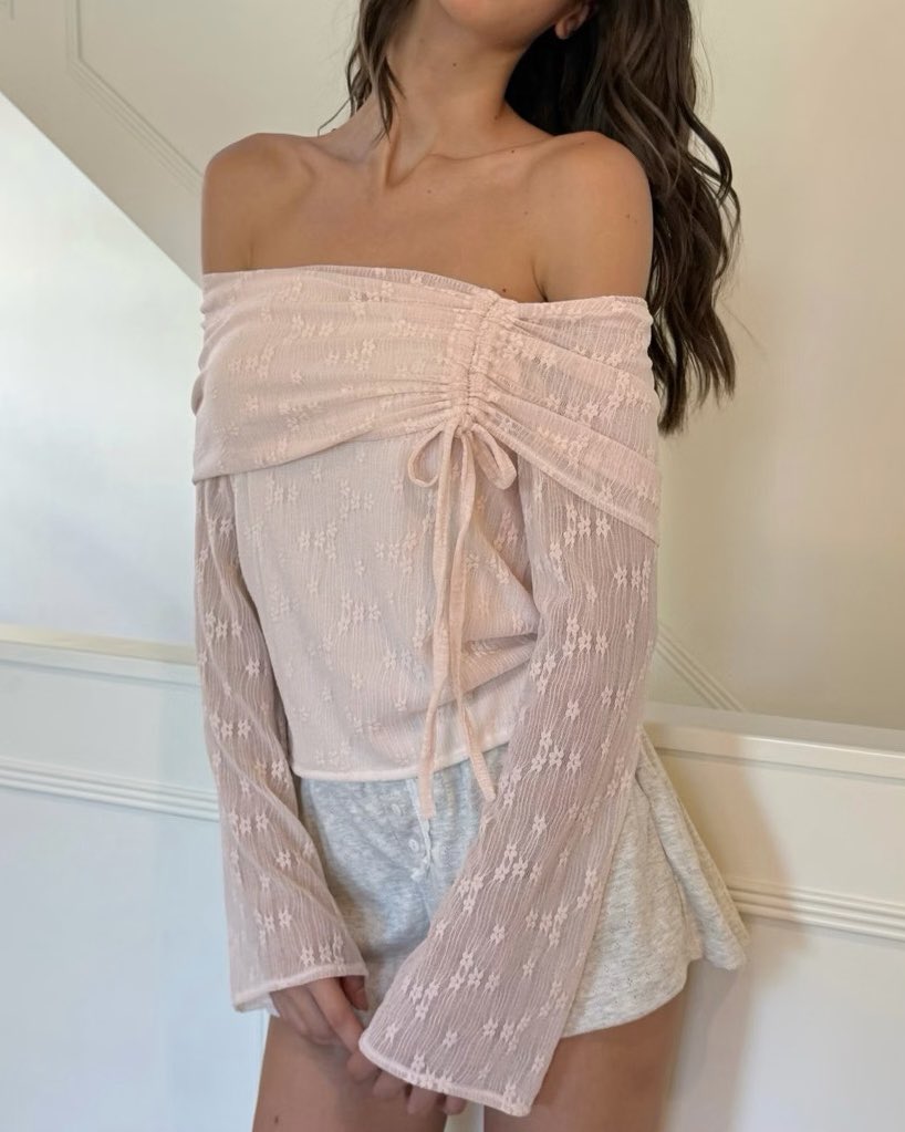 SoSplendidPM's tweet photo. เผื่อชอบแนวแอบแซ่บเหมือนกัน จะบอกว่าร้านนี้ทำเสื้อ off-shoulder สวย ๆ หลายดีไซน์เลย ใส่ละดูมีอะไร ดู size ของแต่ละแบบดี ๆ อีกทีน้าา หลายตัวเป็นสม็อคหลัง ยืดได้อีก 🥹

งบ 3-6 ร้อย แซ่บยกร้าน ปาดไหล่ที่รัก
👉🏻https://t.co/fp0GEEwueA
👉🏻https://t.co/VXPkBDfQCh

👇🏻นี่แค่ส่วนนึง แซ่บบ~ https://t.co/5QEO2s2y0B
