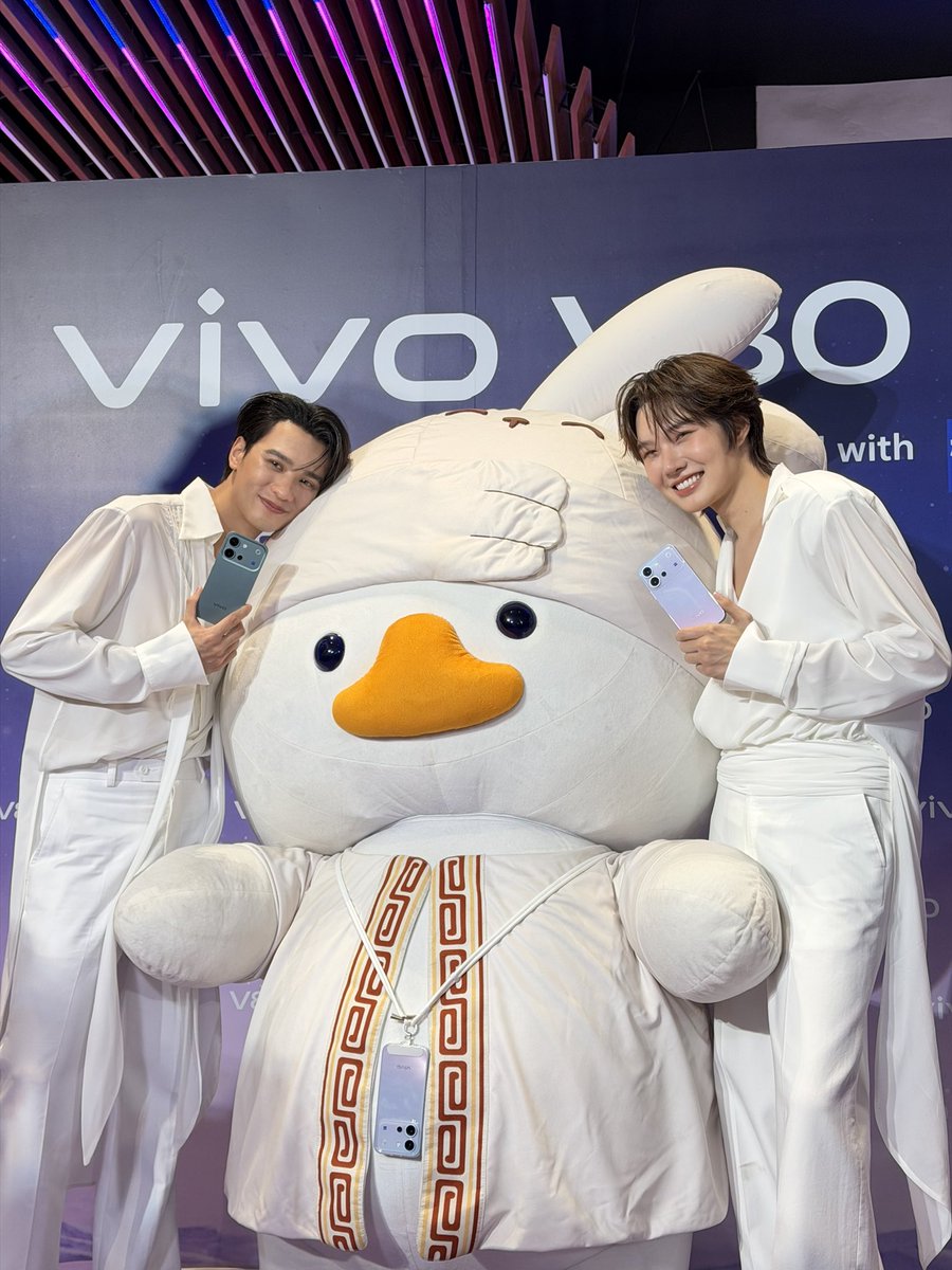 OhAe_Domundi's tweet photo. ซาหวัดดีก๊าบ ฮี่ฮี่ ขอบคุณผู้ใหญ่ใจดี พี่ @vivoThailand 💙มาก ๆ เยยน้าคับ ที่ให้เกียรติและชวนครอบครัวกมกมมาร่วม🪄เสกช็อตลูกรักพระเจ้าคับ 🪽✨ 

วันนี้เป็นอีกหนึ่งวันที่พี่ตื่นเต้น และมีความสุขมาก ๆ เยยคับ 🤲🏻 ได้เจอปะป๊าปะปี๊และอุนย่าอุนยายทุ้กคน ได้ใช้เวลาร่วมกัน และได้เก็บความทรงจำที่น่ารักกลับบ้านคับ 🏡 แย้วก็ ๆ ถึงบ้านปลอดภัยกันทุ้กคนน้าคับ ถึงแล้วอย่าลืมบอกพี่เอ๋ด้วยน้าก๊าบ 💘🙂‍↔️🩷

KNP OHAE V80
#vivoV80xKengNamping
#KengNamping #OhAe
#vivoV80 #เสกช็อตลูกรักพระเจ้า