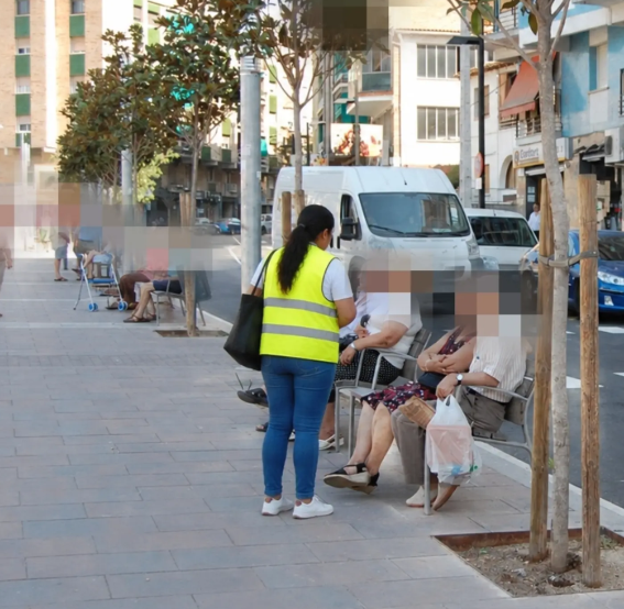 deckard75351's tweet photo. Ripollet
Al parecer, una pareja sudamericana de unos 40/50 años q van con ropa d calle y chaleco amarillo reflectante se dedican a vigilar a personas mayores k viven solas.
Avisan k se ha caído un cable de la luz en su patio y tienen k verlo y una vez en el domicilio les roban. https://t.co/6XbAKtt3o3