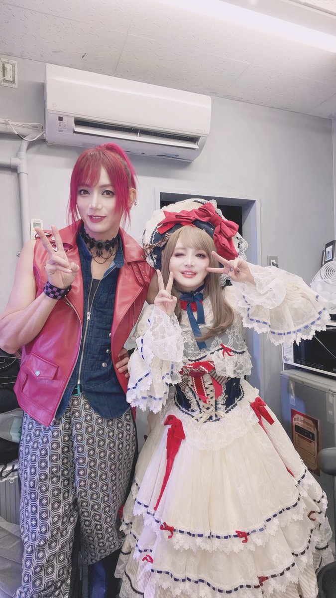 yasuno_official's tweet photo. 先日の想い出⭐️
この日は天使な悪魔の姿やったANCIENT MYTHのMichalさん(@michal666jp)と一緒に撮って貰いました📸
同じく関西弁で喋るから勝手に親近感
楽屋で「ホンマ、綺麗な顔してはりますねぇ〜」ってしみじみと呟いてしもたわ😁笑 https://t.co/cnqYLPDdG5