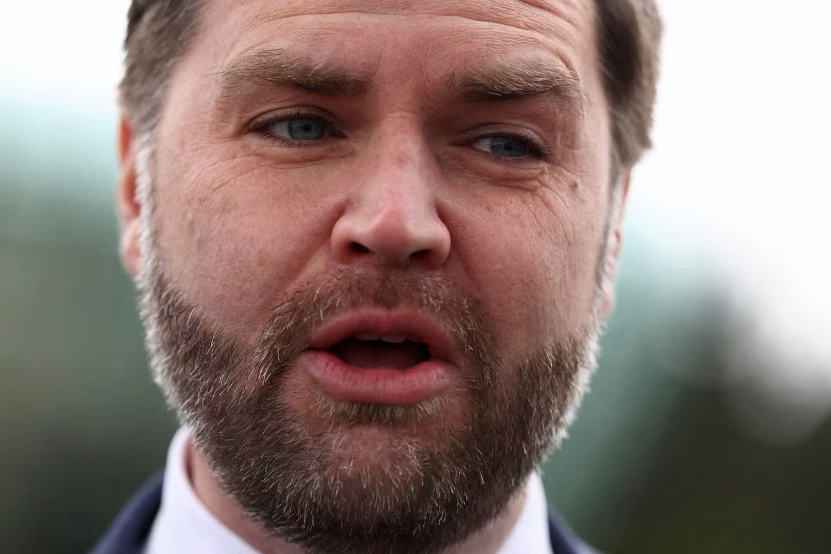 Gianl1974's tweet photo. 🚨 BREAKING: A Brazilian Supreme Court Justice has ORDERED AN INVESTIGATION into JD VANCE’S BILLIONAIRE DONOR NETWORK!

According to The Washington Post, Brazilian federal police will investigate whether the Rockbridge Network, co-founded by Vice President JD Vance, provided illegal foreign assistance to the presidential campaign of Flávio Bolsonaro.

And look who’s connected to this network: billionaire Peter Thiel, Trump megadonor Rebekah Mercer, venture capitalist Blake Masters, and investor Omeed Malik have all been identified as backers or members by Reuters.

Investigators are examining whether money, personnel, or other resources were used to influence Brazil’s election. Rockbridge denies involvement, claiming individuals falsely represented themselves as its agents.

Meanwhile, Bolsonaro LOST the election to President Lula and has reportedly FLED to the United States, where the Trump administration plans to grant him a visa.

His father, Trump ally Jair Bolsonaro, is serving more than 27 years in prison for his role in an attempted coup.

Now Brazil wants answers about whether an American billionaire-backed political network led by JD Vance and his buddies had a hand in its election.