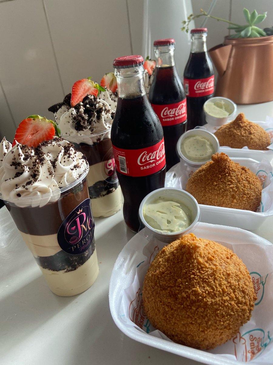 Viviifernande's tweet photo. Esse combo custa 45,00!

Coxinha
Copo da Felicidade
Coquinha bem gelada

Na sua opinião está em conta ou caro

Pagariam esse valor? https://t.co/V2rUd5EI4E