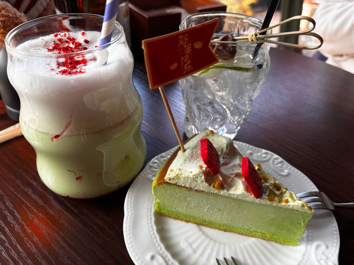 xuGJHSHldNrcvx9's tweet photo. [今日カフェで、思いがけずガッツリ食べたプリンが最高だった！ついでに友達と撮った写真も超可愛くて、週末が最高に楽しい] https://t.co/cpwLwkQolg