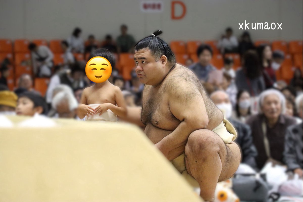 XkumaoX's tweet photo. ちびっこ相撲で泣いちゃった子をなぐさめる髙安関。お優しい☺️ #相撲 #長浜場所 https://t.co/daZ97bEwLv