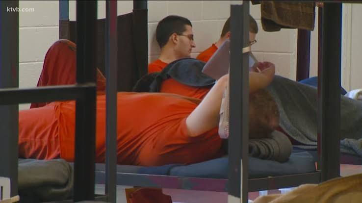 Mechthild_Dd's tweet photo. @bbywestern Depends on the spot tbh. 

Some county jails people sleep all day no problem (like that one guy who only woke for chow). 

Actual prison is way tighter tho, they keep schedules. 

My boy was in and said daytime naps get you in trouble real quick 😂 https://t.co/fnFLDhZPBG