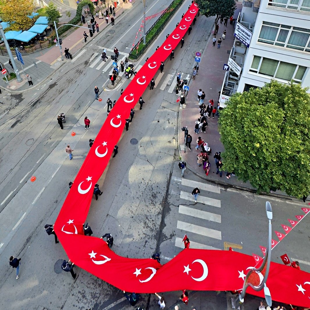 pusholder's tweet photo. Samsun'da 1919 metrelik Türk bayrağıyla Cumhuriyet'in 103. yılı kutlandı. https://t.co/fXdFdpSTLK