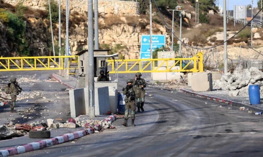 MOSSADil's tweet photo. 🚨 IDF CONTINUES HEBRON COUNTERTERROR RAID — 6 MORE SUSPECTS ARRESTED, M16 SEIZED

The IDF says its six-day operation in Hebron, Judea and Samaria, remains ongoing following Friday’s deadly shooting that killed two Israeli soldiers.

Troops recovered another M16 rifle, bringing the total to three firearms seized.

Border Police arrested six wanted Palestinians in nearby villages, including suspected Hamas operatives allegedly involved in terrorism.

The operation continues despite reports that its objectives had already been achieved.