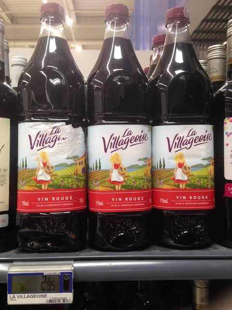 notreterroir's tweet photo. La Villageoise. Le vin le plus moqué de France. Et l’un des plus vendus.

Il y a les grands crus classés, les appellations prestigieuses, les sommeliers qui parlent de sous-bois et de fruits confits. Et puis il y a elle.

C’est le vin des étudiants, des clochards, des fins de mois difficiles… On le trouve en bouteilles en plastique (ils ont osé) de 1,5 litre (tant qu’à faire!).

C'est un vin de table, produit par la Société des Vins de France, filiale du groupe Castel depuis 1992. On ne sait même pas d’où il vient. Pas de château, pas de climat : un assemblage de vins issus de plusieurs pays de l'Union européenne.

Au début des années 2010, coup de génie, la marque crée une gamme destinée à la cuisine, là ou la qualité a un peu moins d’importance que pour la consommation directe.

Les grands crus la considèrent comme un cousin honteux. Elle s'en fiche : elle truste le bas des rayons de supermarché depuis des décennies, imbattable au rapport litres/euros. La dégustation a ses hiérarchies. Le commerce, lui, n'en a aucune.