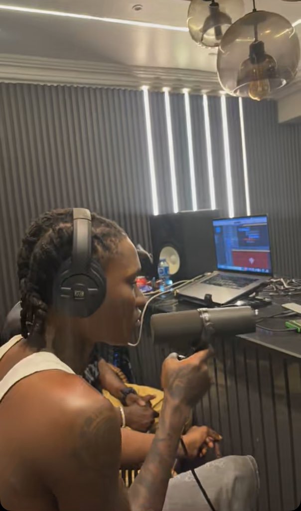 punky2877458672's tweet photo. Make zinoleesky drop he EP before wizkid drop he album.

If na buy good music zinoleesky go gap wizkid.
But if na by motion and fanbase wizkid go finish Zino.

If wizkid drop before zinoleesky,that means for the album to enter 1 go hard 😭

Kizzdaniel album no go fit put body😭 https://t.co/WbnxiGskP1