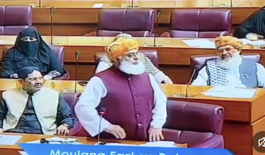 RashidMurad's tweet photo. اگر حکومت ہمارے ساتھ ٹکر لینے کے لئے تیار ہے تو ہم بھی اس سے ٹکر لینے کے لئے تیار ہیں ، مولانا فضل الرحمن👏
#مرد_آہن_مولانا https://t.co/mN3EKEiABM