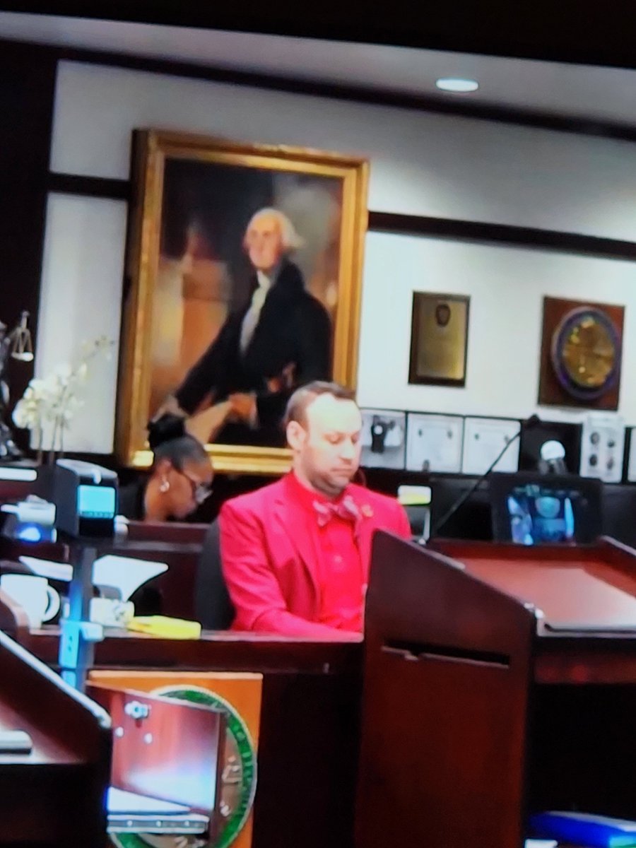 CocoTheD0G_'s tweet photo. In a courtroom of clutter and trinkets, this court reporter's attire is FABULOUS and adds a little pop! Love it!! #RobertKessler #Florida #BayMurderTrial https://t.co/o6WjsUCQgl