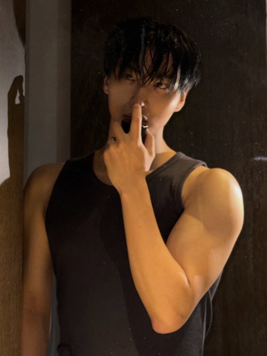 pshsource's tweet photo. PARK SEONGHWA WHAT THE HELL https://t.co/qxJNEskM68