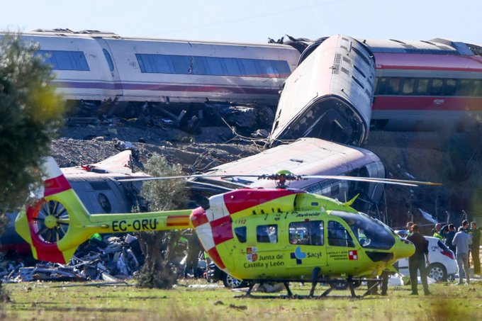 ross64x's tweet photo. https://t.co/t191STiW2U

Por desgracia en el accidente de Urda ha pcurrido por varios PFH. 

Putos Factores Humanos y ahí no hay tecnología por sofisticada que sea que valga.

A las 8:32 de la mañana del miércoles, el sistema de seguridad de la línea Madrid-Sevilla dejó de funcionar. 

E hizo lo único que debe hacer un sistema de seguridad cuando falla: parar los trenes. 

Seis convoyes se detuvieron a lo largo de noventa kilómetros de vía. 

La tecnología falló, pero falló bien.

Lo que vino después ya no fue cosa de las máquinas.

Con la señalización automática caída, el reglamento no deja lugar a dudas. 

Los trenes solo pueden reanudar la marcha " a la vista", a 40 km/h como máximo, con el maquinista listo para frenar ante cualquier obstáculo. 

Desde el centro de control de Atocha se autorizó al AVE a circular con normalidad. 

Unos 25 kilómetros por delante, un Iryo seguía detenido.

¿Porqué no continuo la marcha?

Parece ser que le ordenaron que continuara la marcha.

En la pantalla del controlador, ese tren figuraba media hora parado. 

Los dos trenes, perfectamente localizados. 

Más de un cuarto de hora entre que se les ordeno seguir  y el choque. 

Y ninguna orden de frenado.

El AVE llegó a los 145 km/h. Poco antes de las nueve alcanzó al Iryo por detrás. 

Al menos 64 personas han muerto.

Es el factor humano. 

El de siempre. 

El PFH: el puto factor humano.

Pero quedarse ahí sería lo fácil. Demasiado fácil. 

Que el último eslabón sea el factor humano significa que hay demasiados imponderables. 

Un controlador gestionando en manual seis trenes detenidos, en hora punta, sobre un sistema de señalización instalado en 1992 y en la línea más cargada del país. 

La pregunta no es solo por qué alguien se equivocó. 

Es por qué el sistema permitió que varios errores humanos bastara para matar a 64 personas.

Y aquí entra la estadística. 

Nueve meses separan Adamuz de Urda. 

En un sector con una tasa de fallos alta, dos accidentes en un año son ruido. 

En una red que pasó más de treinta años sin un siniestro mortal en sus líneas de alta velocidad, son otra cosa. 

Aun duplicando el riesgo histórico para reflejar que hoy viaja el doble de gente, la probabilidad de encadenar dos accidentes así en menos de un año por puro azar ronda uno entre varios cientos. 

No es imposible. 

Pero es la clase de improbabilidad que obliga a replantear el propio sistema.

El sistema ha cambiado de régimen. 

Y cuando eso ocurre, la pregunta deja de ser "qué mala suerte" que lo es, y pasa a ser "qué ha cambiado, que está pasando".

El doble de viajeros sobre las mismas vías. 

La liberalización trajo tres operadores (Renfe, Ouigo e Iryo) compitiendo en los mismos corredores, billetes más baratos y una demanda desbocada. 

La alta velocidad comercial pasó de unos 22 millones de viajeros en 2019 a 44,5 millones en 2025. 

Más trenes, menos huecos entre ellos. 

Y cuando el sistema cae, más trenes parados que gestionar a mano: seis en noventa kilómetros, un miércoles cualquiera a las ocho y media.

Un mantenimiento que no ha seguido el ritmo. 

La inversión ha crecido, sí, en buena parte gracias a unos fondos europeos que se acaban. 

Pero casi todo ha ido a construir, no a conservar. 

España dedica a mantener su alta velocidad apenas un 16% de lo que gasta en ella; Francia, el 34%. Inauguramos kilómetros con entusiasmo y los conservamos con resignación.

Causas distintas, mismo patrón. 

En Adamuz se rompió un carril en un tramo recién renovado. 

En Urda cayó la señalización y llegó una orden equivocada, un maquinista que no siguió los protocolos, y otro maquinista que no se sabe bien porque no continuó el trayecto. 

Son mecanismos diferentes, pero ocurrieron en la misma línea, la más antigua de la red. 

Lo que comparten no es una pieza rota, sino un sistema que trabaja con cada vez menos margen para absorber errores, sean con chips o de carne y hueso.

Ahora lloverán las críticas sobre Sánchez y Óscar Puente. 

El ministro, por su parte, ya ha señalado el factor humano: un operario de Adif. 

Es una explicación que tiene la virtud de ser cierta en parte.

Conviene recordar también que el mantenimiento lleva una década anclado en cifras parecidas. 

Quien hoy pide cabezas con más entusiasmo haría bien en explicar cuánto piensa recortar en mantenimiento, que son expertos en recortes.

Pero ya sabemos que pase lo que pase en el futuro la culpa siempre será de Sánchez y Puente. 

Es muy fácil criticar. Basta un titular, y un culpable.

Lo difícil es entender como funciona.

Una red de alta velocidad no es una vía con trenes encima. 

Es un sistema: miles de kilómetros de carril, señalizaciones de distintas generaciones conviviendo, tres operadores compitiendo por los mismos horarios, centros de control que gestionan cientos de trenes al día y personas que deciden en segundos cuando la tecnología falla. 

Reducir todo eso a «la culpa es de X», sea el ministro, el controlador o el maquinista, es estupido. 

Y la estupidez en seguridad mata dos veces: la primera en el accidente y la segunda cuando impide aprender de él.

Miremos al cielo. 

En cualquier momento hay más de 15.000 aviones volando. 

El año pasado hubo 51 accidentes, 8 de ellos mortales, entre casi 39 millones de vuelos. 

Nadie sensato concluye de ahí que volar sea peligroso. 

Al contrario: hace una década había un accidente mortal cada 3,5 millones de vuelos; hoy, uno cada 5,6 millones.

Pero ojo, porque no es " los accidentes pasan". 

Es justo lo contrario. 

La aviación es segura porque nunca ha aceptado que un accidente sea solo mala suerte.

Cada uno se investiga hasta el último tornillo, y cada investigación cambia algo: un procedimiento, una formación, un diseño. 

Cuando dos Boeing 737 MAX cayeron con cinco meses de diferencia, nadie discutió si era casualidad. 

Se dejó en tierra a toda la flota mundial durante casi dos años, hasta encontrar el fallo. 

Y la aviación aprendió hace tiempo otra cosa: si castigas al que se equivoca, el siguiente esconderá su error. 

Por eso busca causas, no culpables.

Los accidentes no tienen ningún sentido si no se aprende de ellos. 

Eso es gestionar: no evitar todos los accidentes, porque eso no lo consigue nadie, sino lograr que ninguno se repita por la misma razón.

Angrois, Adamuz y Urda no demuestran que el tren sea inseguro. 

Demuestran que el sistema ha cambiado y que tiene agujeros que hace cinco años no tenía, o que no veíamos. 

Más de cien personas han muerto en nueve meses. 

Lo mínimo que les debemos no es una cabeza en una bandeja, ni la del ministro ni la del controlador ni la del maquinista.

Es un informe que encuentre los agujeros y una gestión que los cierre. 

Lo demás es ruido. 

Ruido muy partidista, eso sí: criticar sale gratis. que no vuelva a pasar, no.