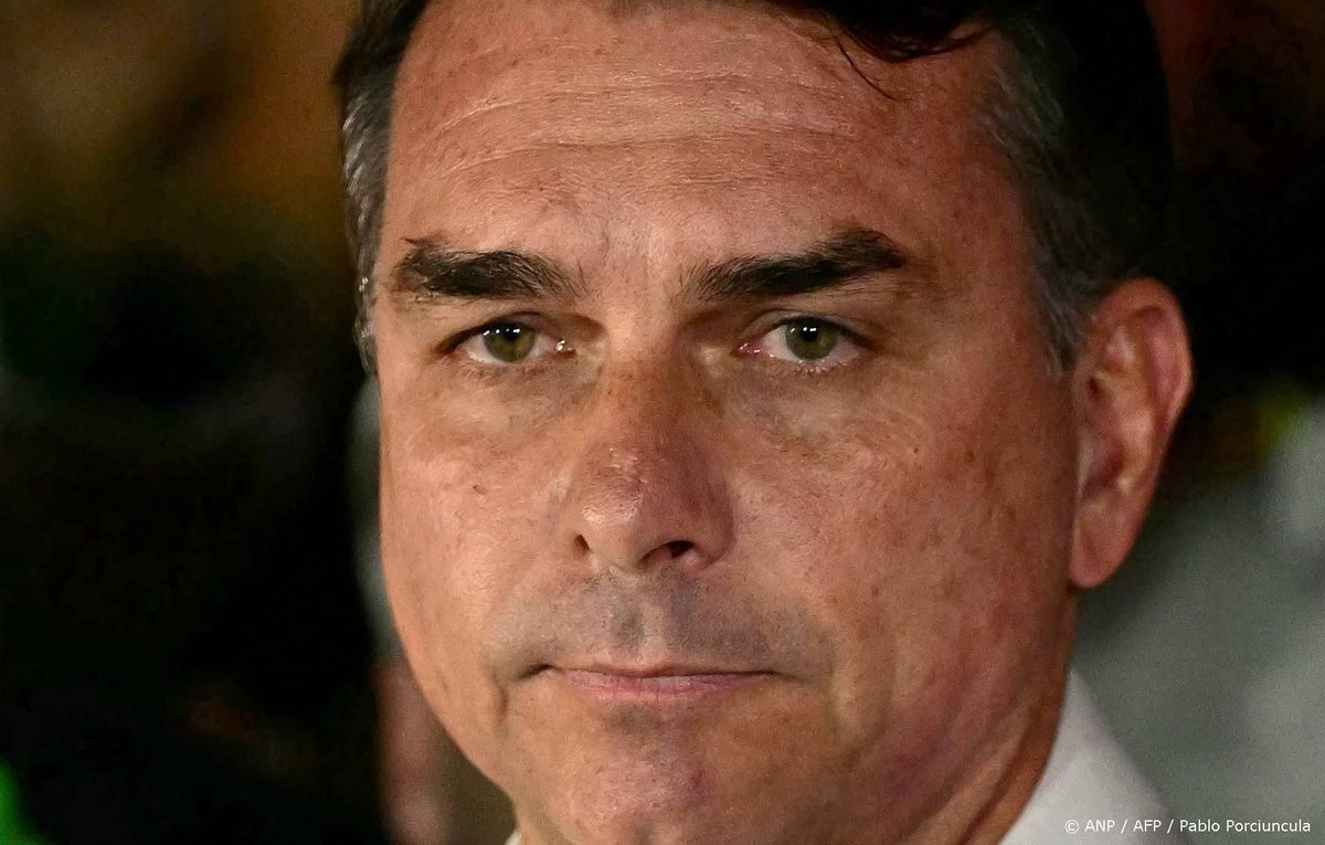 Metro's tweet photo. Braziliaanse oud-presidentskandidaat Bolsonaro geland in Florida www.​metronieuws.​nl/in-het-nieuws/buitenland/2026/10/flavio-bolsonaro-geland-florida-vliegtuig-br/ https://t.co/6l7iGCOSFz
