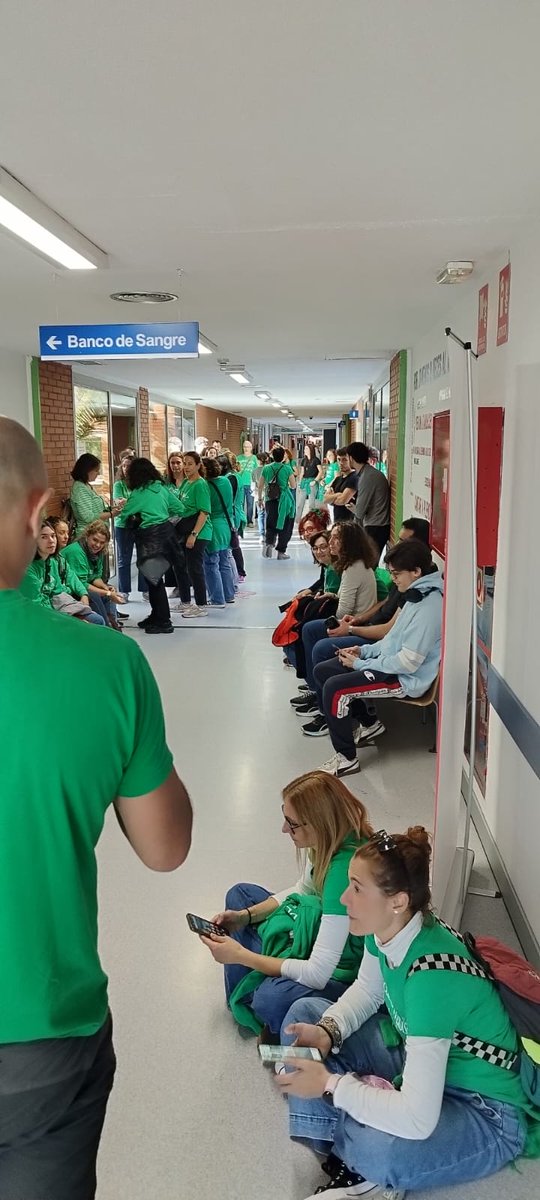 el_pais's tweet photo. Centenares de profesores se han desplazado desde la sede de la Dirección de Área Territorial Sur, en Leganés, hasta el Hospital Universitario Severo Ochoa de la misma localidad para responder al llamamiento urgente de sangre emitido por el Centro de Transfusión https://t.co/Sh0XpsJ6Z5