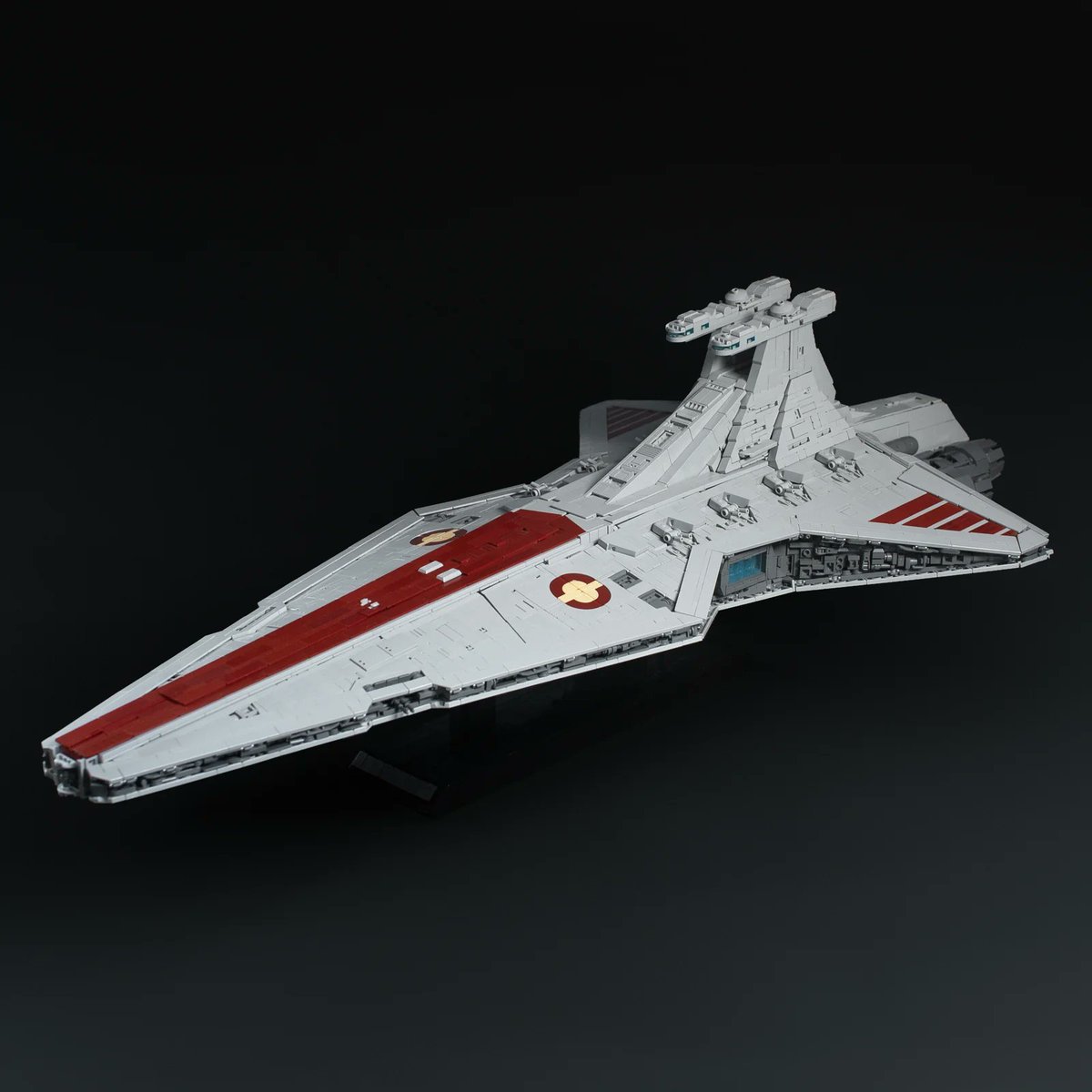 MatthewFolf's tweet photo. Trying my hardest to not make a poor financial decision :3

But this Venator model from brickvault is too clean to not build x3 https://t.co/RpY5ZAIlnj