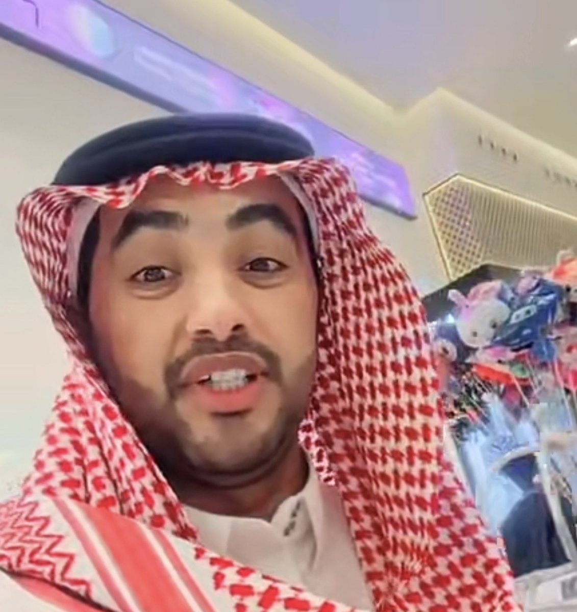 ksa_90x's tweet photo. قروب اسمه «زمن التوصيل السريع VIP» صاحب القروب  شخص اسمه أحمد من الجنسيه اليمنيه  (رقمه 0507985800)، ويفرض على المندوبين:
• اشتراك شهري 50 ريال مقابل الدخول للقروب
• سعر أدنى للتوصيل 40 ريال (حتى لو المسافة قصيرة)
• أي سائق ينزل عن السعر يتم حظره
القروب فيه أكثر من 280 شخص مجهولين، ما أحد يعرف هوياتهم، وينزلون فيه مواقع حساسة وتفاصيل طلبات، وهذا يشكل خطر أمني بالإضافة للمخالفات النظامية.
هذي الممارسات تستغل المندوبين وتضر بالأسر المنتجة وتخالف أنظمة النقل في المملكة.
@SaudiTransport