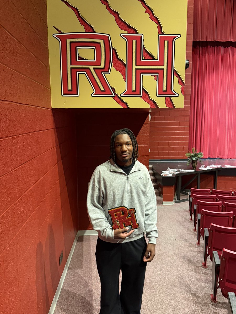 AshBoogie_24's tweet photo. Blessed to receive my Academic Letter for maintaining a 3.5+ GPA and being among the Top 40 students in my class! 📚🏈

Student first, athlete second. Gotta keep putting in work on and off the field! 💯🙏🏽

#StudentAthlete #ClassOf2028 #ball4kee💙 #ripgranny🩷

@RHHSBearcatsFB @BoulwareLeon @cmacc16 @hopo125 @willbradleysp @CoachCamHaney @Aaron_Fierbaugh