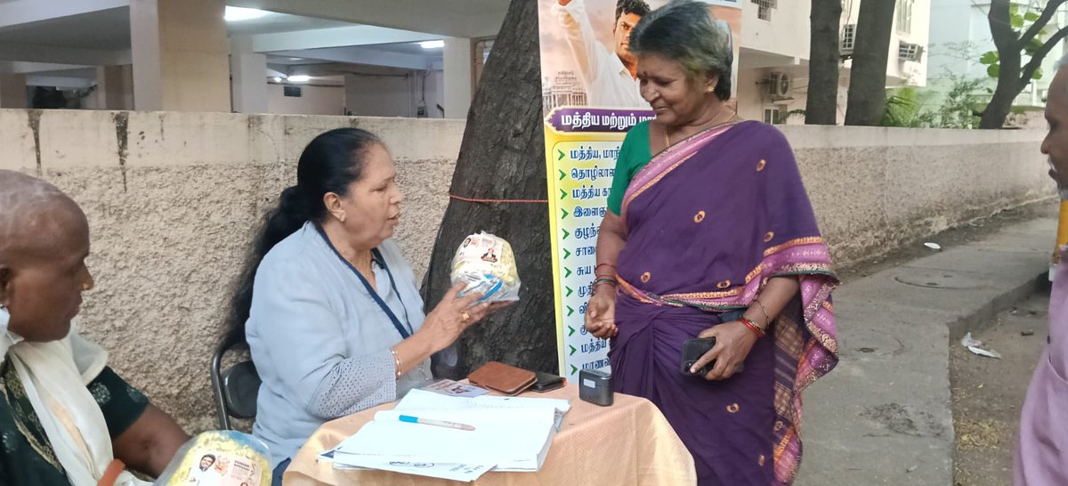 MNalinishree's tweet photo. சென்னை அடையாறில் அமைந்திருக்கும் பிரபல புற்றுநோய் மருத்துவமனை உண்டு மக்களுக்கான மருத்துவ காப்பீடு மற்றும் சத்துணவு திட்ட ங்கள் நடத்தப்பட்டது பாதிக்கப்பட்ட பெண்கள் மற்றவர்கள் குழந்தைகளுக்கு புரதச்சத்து உணவு கொடுக்கப்பட்டது இந்நிகழ்ச்சியானது We the leaders forum மூத்த சேவகர் மற்றும் மக்களின் தங்கம் அன்பு சகோதரர் திரு அண்ணாமலை அவர்களின் வழிகாட்டுதல்படி நடத்தப்பட்டது இயக்கத்தின் சார்பாக