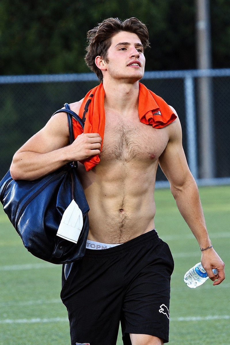 CelebGoonerz's tweet photo. Gregg Sulkin is underrated imo https://t.co/EOuvtvvU5y