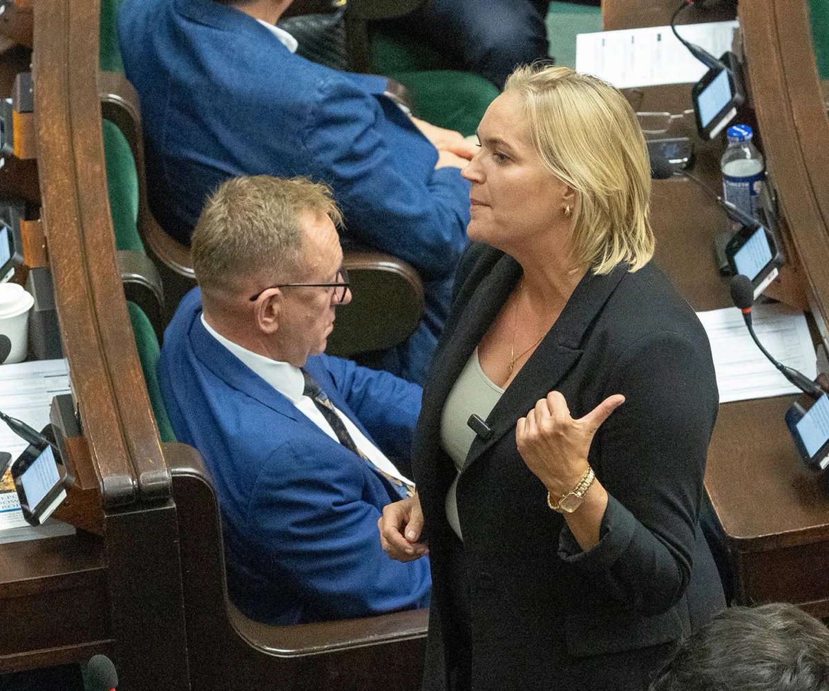 se_pl's tweet photo. 🔥 PO „SZCZEKANIU” CHOROSIŃSKIEJ ZASKAKUJĄCE DONIESIENIA Z PiS. „WYKORZYSTUJE SWOJE PIĘĆ MINUT”.

Dominika Chorosińska wywołała burzę, gdy podczas wystąpienia Władysława Kosiniaka-Kamysza w Sejmie zaczęła szczekać. Nagranie obiegło internet, pojawiły się memy i fala krytyki.

Ale według parlamentarzysty PiS cytowanego przez „Newsweek” całe zamieszanie… miało jej pomóc.

„W klubie PiS jej pozycja właśnie skoczyła o kilka oczek. Posłowie mają już nikogo w jej imieniu nie przepraszać” – twierdzi rozmówca tygodnika.

Jego zdaniem ostry styl Chorosińskiej trafia do części jej elektoratu i posłanka „doskonale wykorzystuje swoje pięć minut”.

To jednak opinia anonimowego polityka – nie przedstawiono badań pokazujących, że incydent rzeczywiście zwiększył poparcie dla posłanki.

Szczegóły 👇
https://t.co/rwaLCAVGoW
