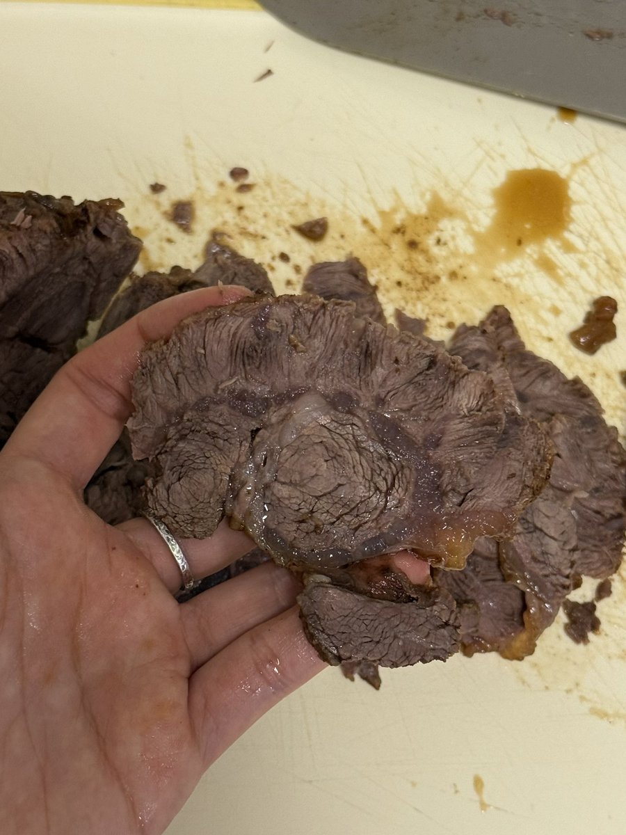 Cuckoolwhu's tweet photo. 0情绪价值之人 

做了个卤牛肉 做好了喂他他不吃说遛完狗回来吃 回来了喂他 说行 就说了一个字 

煮好面给他 第一个句话说的是为什么给我用这个碗装 

然后去买东西不来吃  来吃第一句话说咸不咸 第二句说好烫 第三句说你不觉得烫吗。。 https://t.co/nkTaIGCiwU