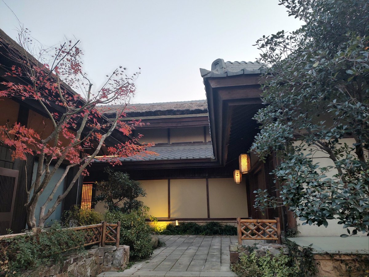 K43405905's tweet photo. 猛しい熱が体を包み、心は烈しく脈打つ。旅先の町で、偶然に古びた店の前に立つと、そこには甘い香りが立ち昇っていた。昔の思い出が蘇る、そんな一瞬だった。 https://t.co/5iVHbhPf0p