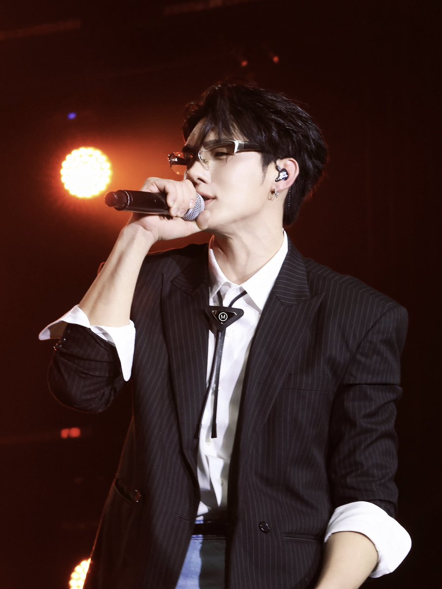 teerakmh's tweet photo. The glasses visual slay is insane!!!

#TeeBoonyakait 
#TeeHengGenOfUs1stFM https://t.co/lRa2IdW88A
