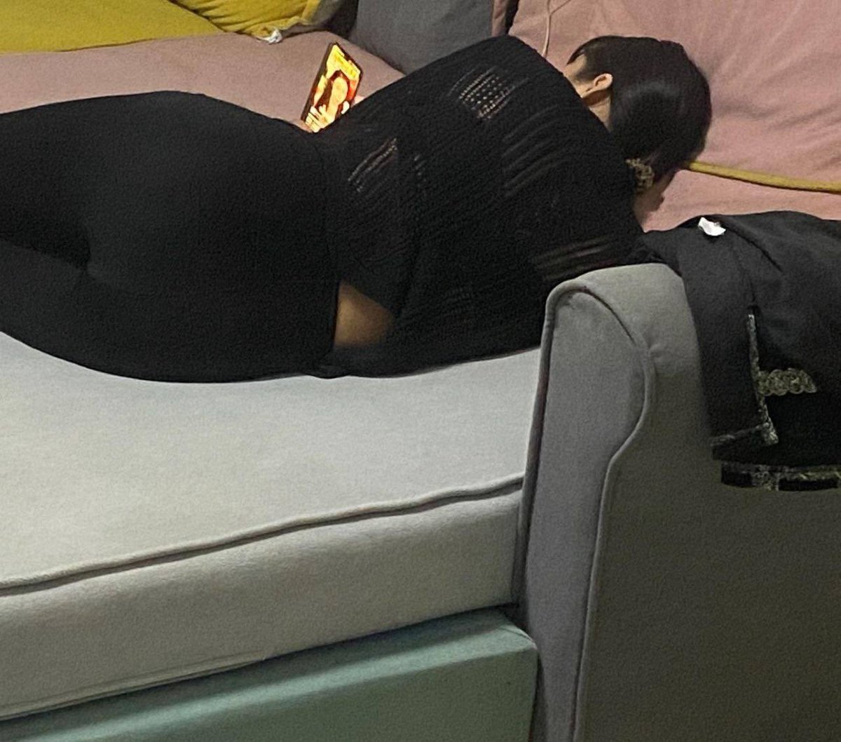 8EKEapcS5Y4T0NQ's tweet photo. 看着穿紧身裤的妈妈，我的下面就邦邦硬，离异单身这么多年，妈妈下面也特别痒了吧
#熟女 #母子 #妈妈 #母亲 #骚妈 #绿妈 #绿母 #乱伦 #恋母 https://t.co/5onCWIThsv