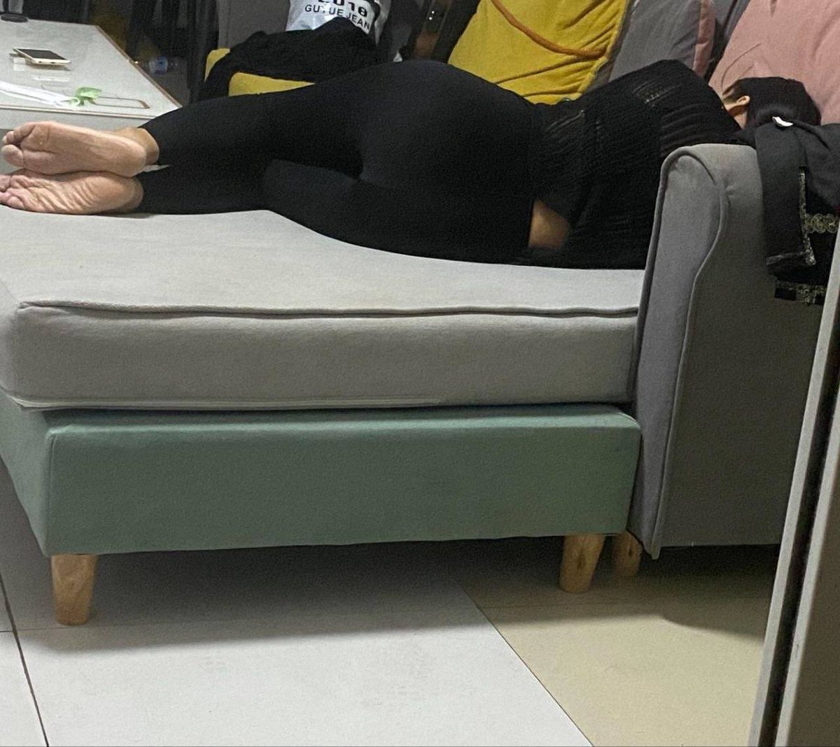 8EKEapcS5Y4T0NQ's tweet photo. 看着穿紧身裤的妈妈，我的下面就邦邦硬，离异单身这么多年，妈妈下面也特别痒了吧
#熟女 #母子 #妈妈 #母亲 #骚妈 #绿妈 #绿母 #乱伦 #恋母 https://t.co/5onCWIThsv