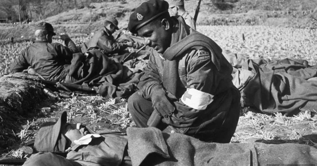 lovish_pandey06's tweet photo. During the Korean War, the indian soldier is picking up the stupid Chinese man they captured and looking at them to be killed https://t.co/BuhgMqTaj0