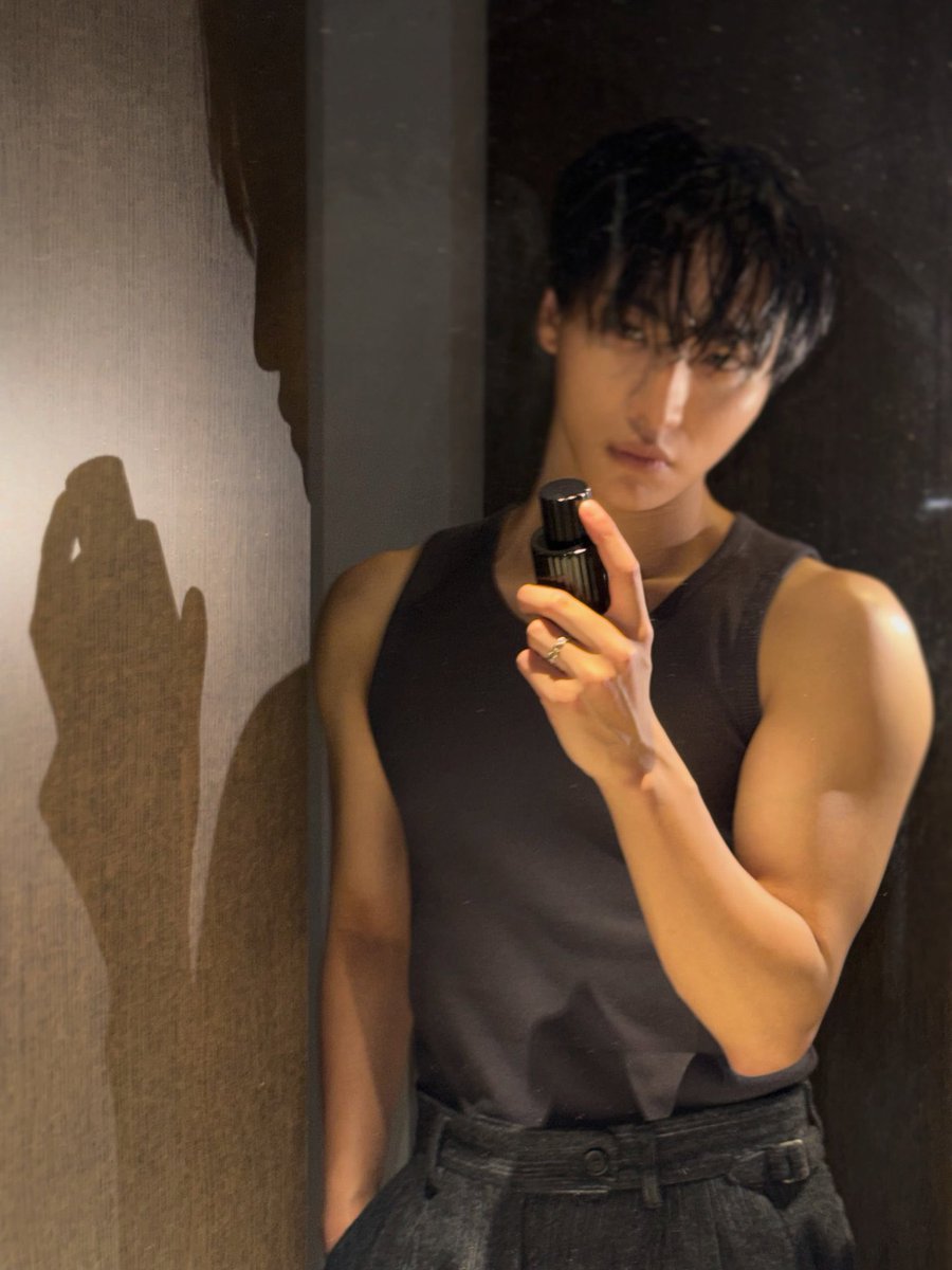 jjonghwc's tweet photo. ONE HEADLOCK JUSEYO https://t.co/XgwrMYeri1