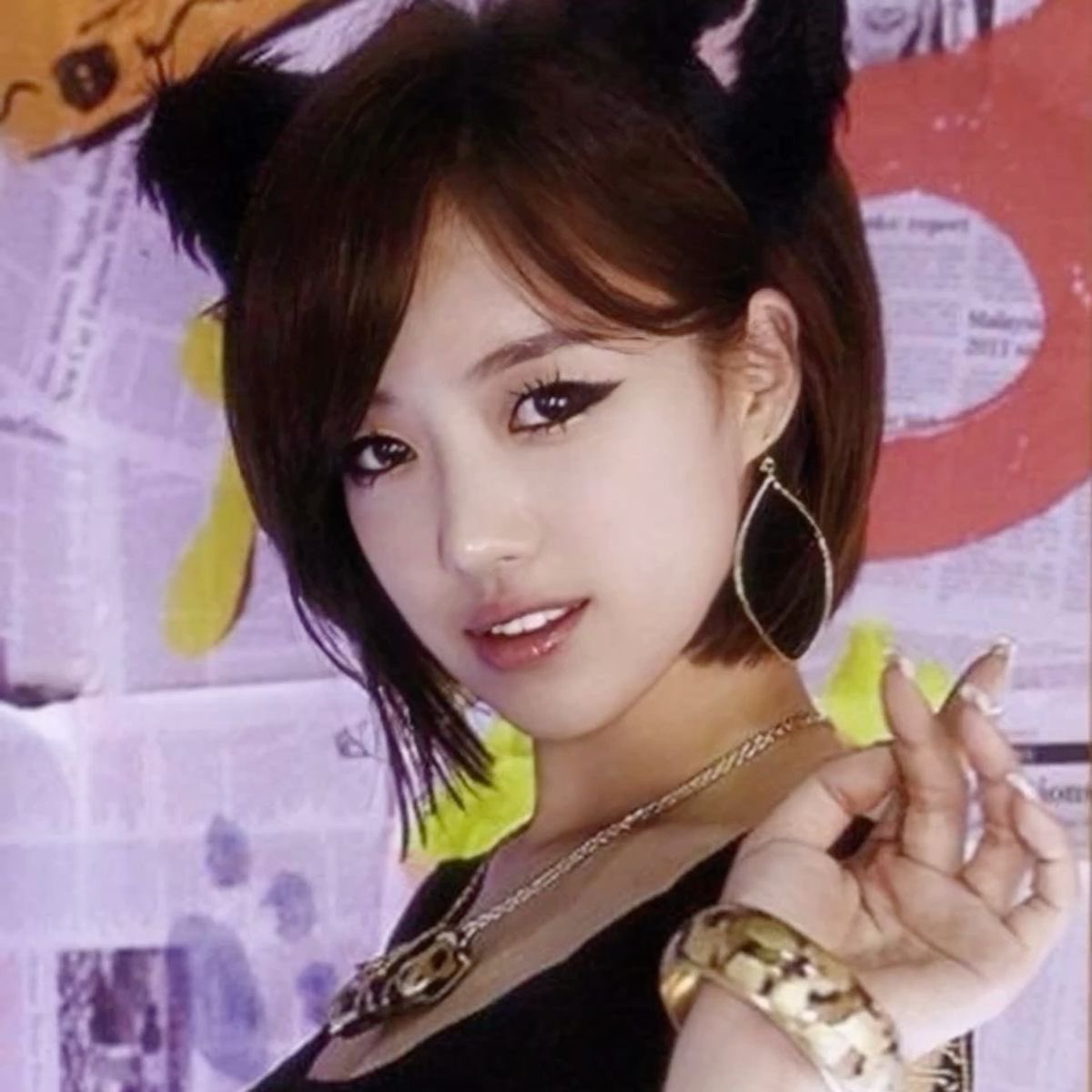 strawbunnybisou's tweet photo. 2nd gen idol makeup will literally forever be my biggest inspo!! i love the super dark liner and glitter combo so much https://t.co/syXVGTgQ5u