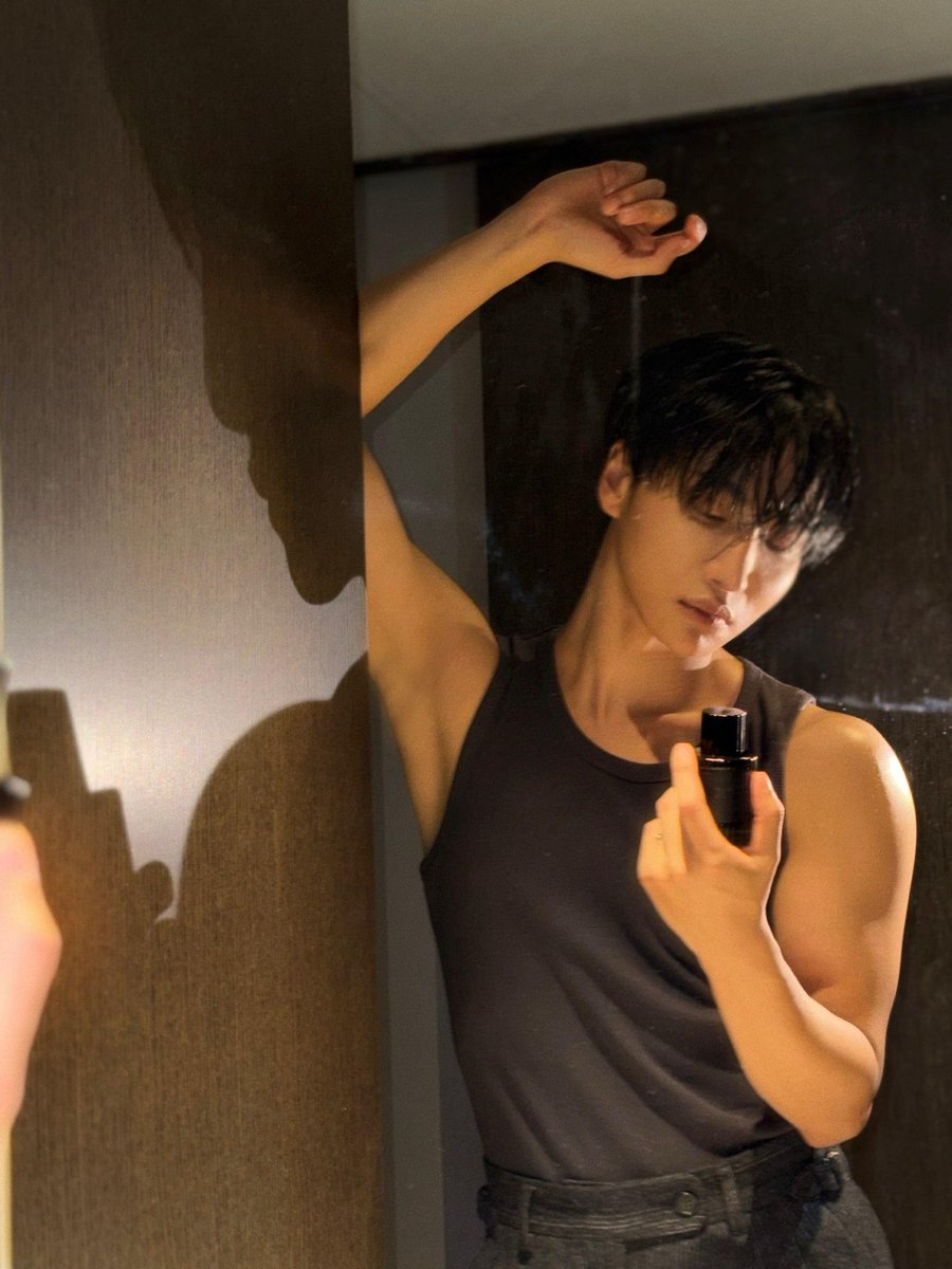 char1eykarter's tweet photo. oh..Seonghwa..what are you doing?.. https://t.co/ZuloGh1gY0