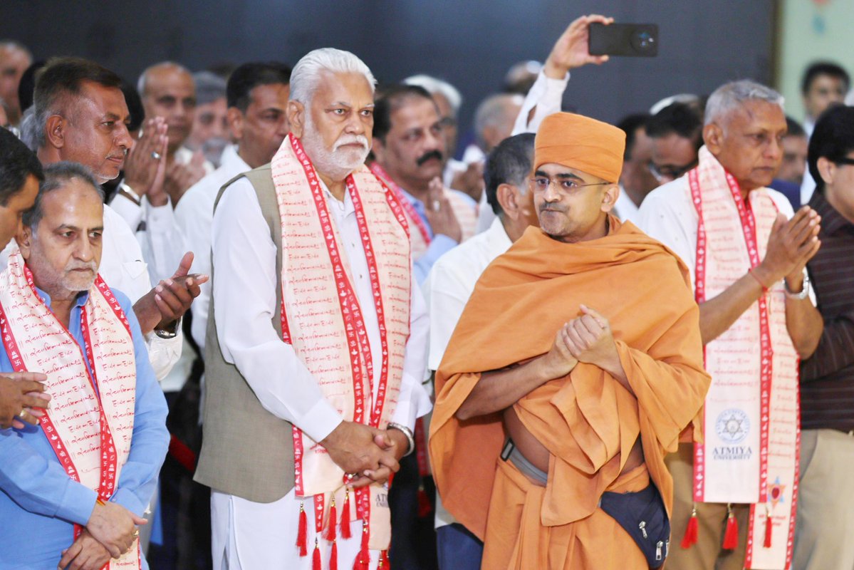 PRupala's tweet photo. રાજકોટના કાલાવડ રોડ સ્થિત યોગીધામ 'શ્રી હરિદર્શનમ્' ખાતે આયોજિત ભવ્ય 'અન્નકૂટોત્સવ'માં સહભાગી થવાની મંગલકારી ક્ષણો પ્રાપ્ત થઈ. https://t.co/QvY9OTKVAi