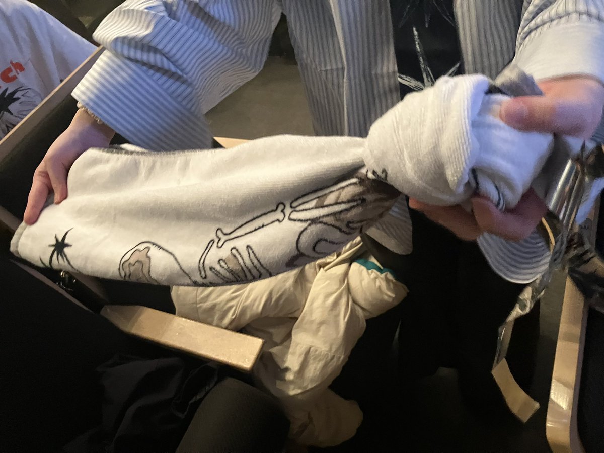 taka_3307's tweet photo. 今回投げたタオルはこちらです！
（キャッチされた方に写真を撮らせてもらいました！）
軽くポーンと優しく投げて、私の斜め後ろの方のところへ！
今回は汗拭きタオルではなく、投げるためにちゃんと用意されてました笑
（すでに端を縛ってあった） https://t.co/WaVTN0ReXv