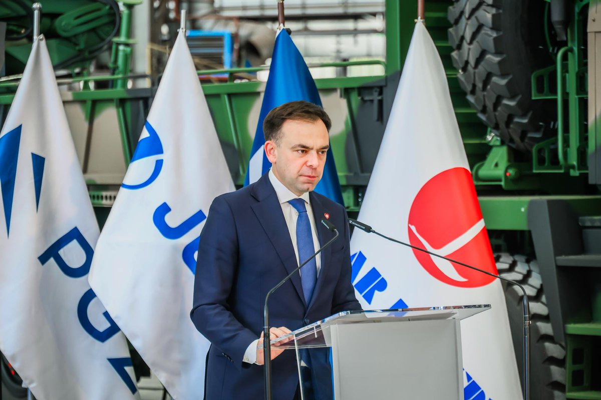 MRiTGOVPL's tweet photo. 📸Dziś w Raciborzu minister @Domanski_Andrz przekazał decyzję o wsparciu dla trzech spółek @PGZ_pl: JELCZ, ROSOMAK i ZM „Bumar-Łabędy”. 
Wsparcie w ramach #PolskaStrefaInwestycji umożliwi inwestycje o deklarowanej wartości blisko 1,3 mld zł. https://t.co/Lyo7GB47Aq