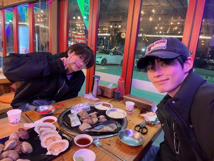 TidysShinyu's tweet photo. @TidysHanbin Berdua atau mau ajak myungjae? https://t.co/p1jSrG6KTy