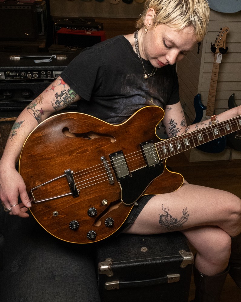 ChicagoMusicEx's tweet photo. https://t.co/rQAuZJvgkX | Vintage Gibson ES in Walnut! 😎 It’s a ’70s-era semi-hollow with that warm walnut finish, spotted in Laurel’s hands before it sold! But don't fret; more new, used, and vintage Gibson ES models land at CME all the time! Click, call, chat, or visit today! https://t.co/6T0ViikFD3