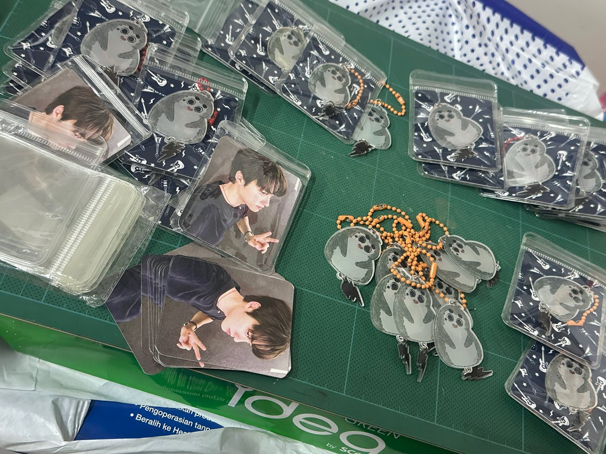 anbeerx_'s tweet photo. คยองงี่ is backkkkkk!! 🚨⚡️

แจก Giveaway พวงกุญแจทำมือ 24 ชิ้น 🐧

“น้องเป็นงานทำมือทุกขั้นตอน อาจจะไม่สวยสมบูรณ์แบบ แต่ตั้งใจทำมากๆ มารับน้องกันน้าา 🫶🏻”

#DAY_OFF_IN_BANGKOK https://t.co/MAv2Xq0CGF