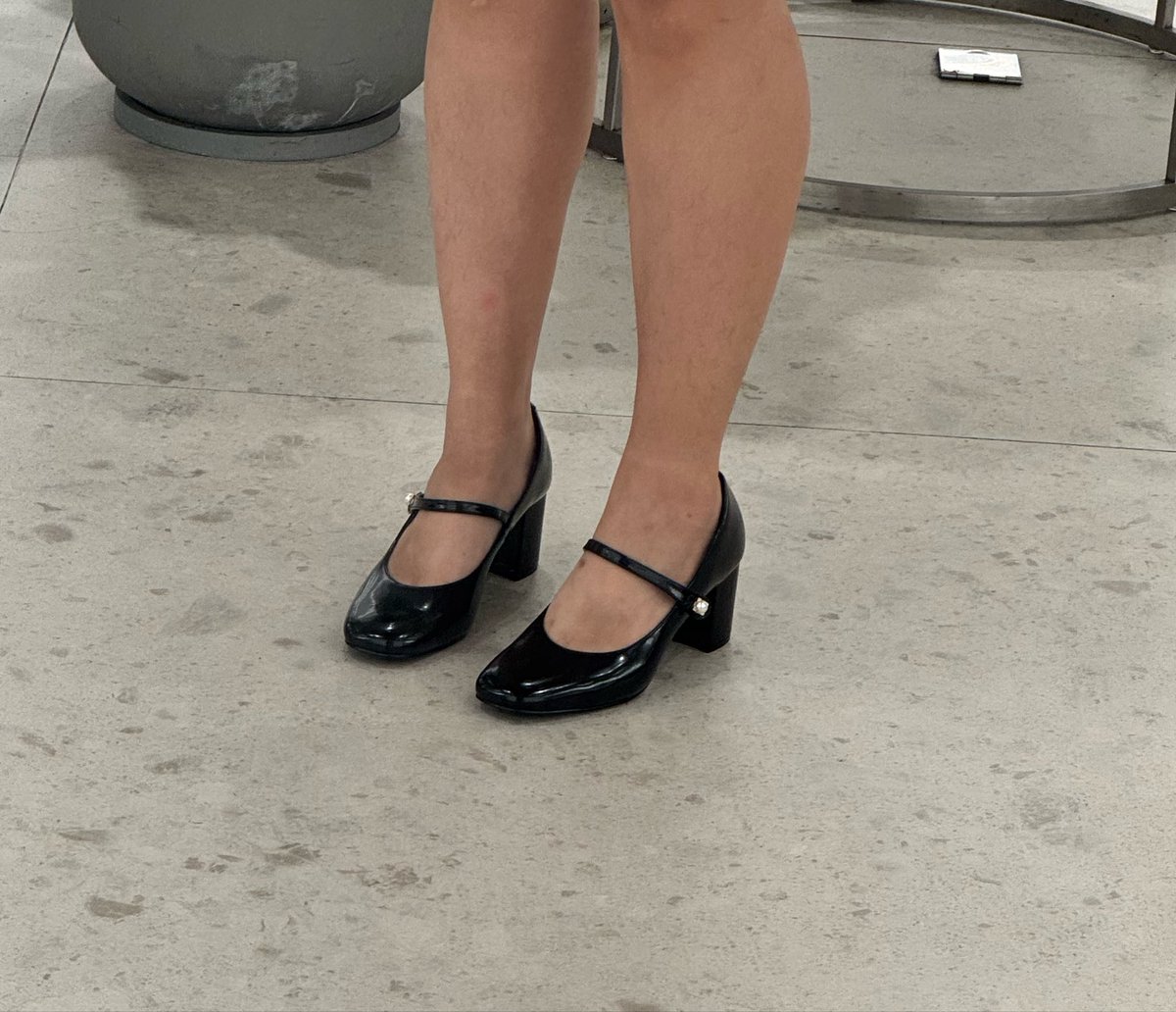 adoeration's tweet photo. tried these heels on today 😋 got the first pair for work but i might go back for the second pair https://t.co/aEcGUdtUsQ