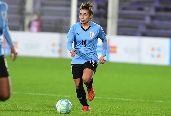 Fiorella_73's tweet photo. 🔴🔵⚪️ Valeria Colman sería la nueva DT de Nacional, tras el cese de Diego Testas -luego de lo que fue la temprana eliminación del tricolor en la Copa Libertadores-. Un nombramiento histórico en nuestro fútbol femenino, la primera ex jugadora que va a dirigir un equipo de primera línea