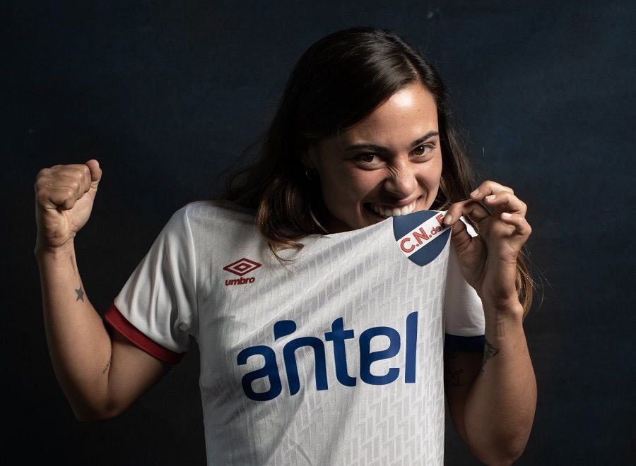 Fiorella_73's tweet photo. 🔴🔵⚪️ Valeria Colman sería la nueva DT de Nacional, tras el cese de Diego Testas -luego de lo que fue la temprana eliminación del tricolor en la Copa Libertadores-. Un nombramiento histórico en nuestro fútbol femenino, la primera ex jugadora que va a dirigir un equipo de primera línea