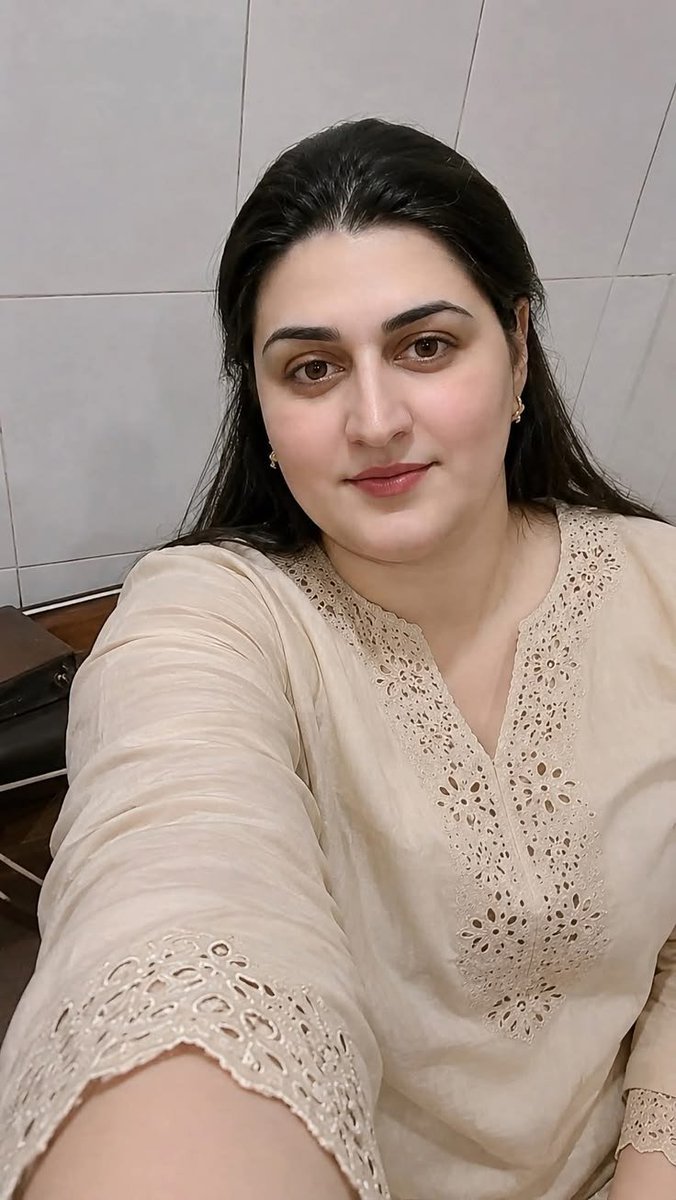 neha_sharma510's tweet photo. I like married men. https://t.co/5o1xHFtt90